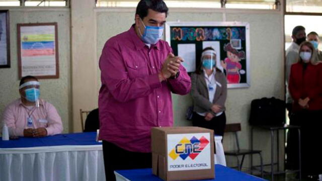 Maduro votó este domingo en las elecciones legislativas y pidió a los venezolanos dirimir sus diferencias a través del debate, "de la verdad de cada quien", del respeto y del diálogo. Foto: EFE