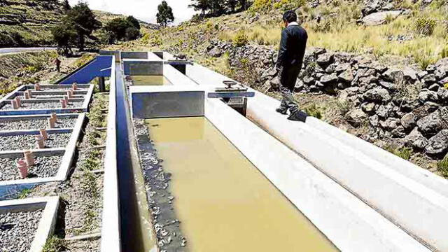 Puno: Planta para desagüe colapsó y contamina el lago Titicaca