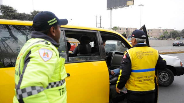 Surco: Venezolano conducía miniván sin autorización y huye de inspectores