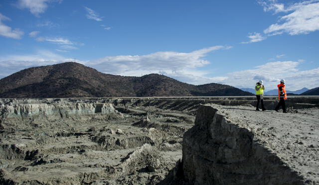 Workers are seen at a tailings dam -enbankment used to store byproducts of mining operations, in this case of the extraction of copper- of the Minera Valle Central mining company, in Rancagua, Chile on May 31, 2019. - The other side of the coin of the mining industry in Chile is the existance of hundreds of tailings dams -enbankments of byproducts of the extraction of copper, the country's main export product- which mark the territory like silent witnesses of man's action on nature. (Photo by Martin BERNETTI / AFP)