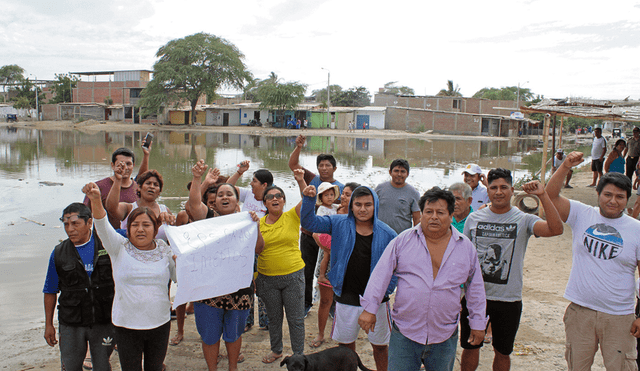 Indignados. Pobladores del asentamiento Polvorines protestan por colapso de desagües.