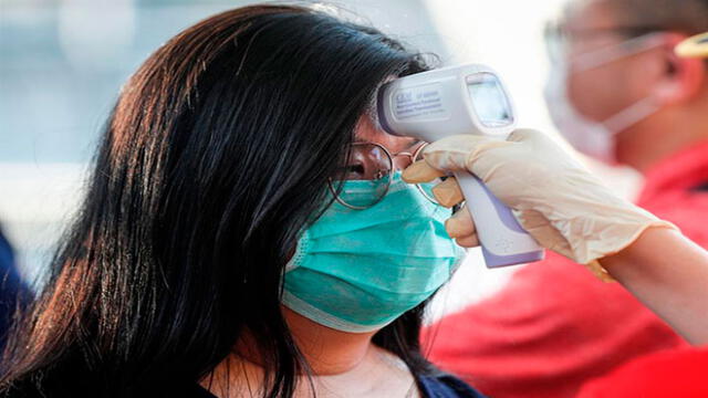 Mujer atendida este viernes en una localidad de Singapur, uno de los países donde se han confirmado casos de personas contagiadas. Foto: EFE