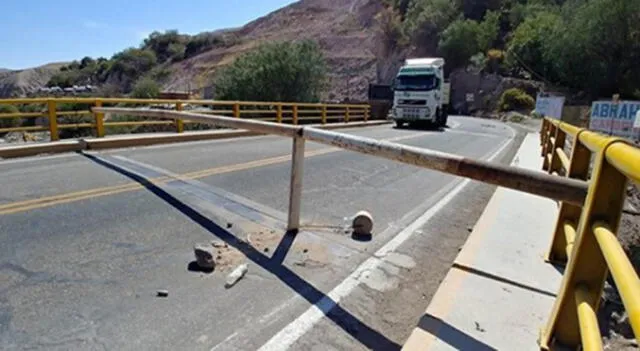 El bloqueo en el puente Tumilaca , en Moquegua, fue bloqueado por los manifestantes que están en contra del proyecto Quellaveco.