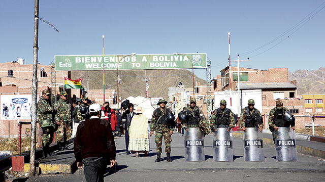 cerrada. Peruanos no pueden pasar a Bolivia por control fronterizo en desaguadero.