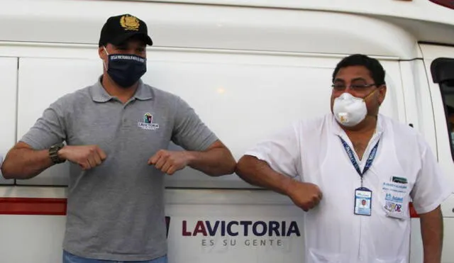 Edilberto Salazar y George Forsyth participaron en ceremonia de entrega de ambulancia en setiembre. Foto: EsSalud.