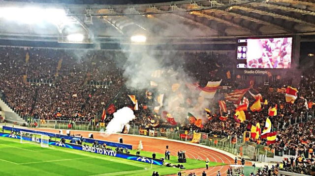 La impresionante celebración de los ultras de la Roma tras eliminar al Barcelona [VIDEO]