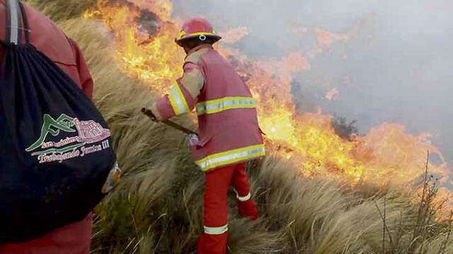En Cusco gran incendio consumió flora en San Sebastián [VIDEO]