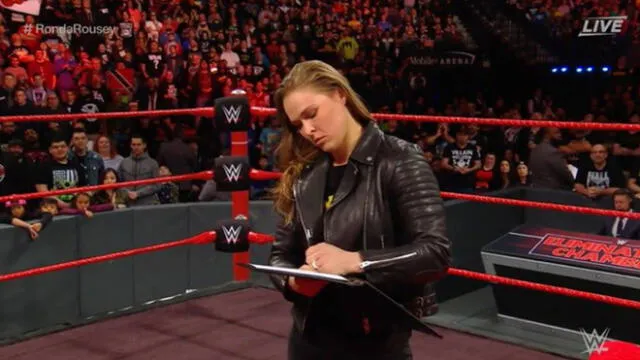 WWE: Ronda Rousey firma contrato y destroza a Triple H [VIDEO]