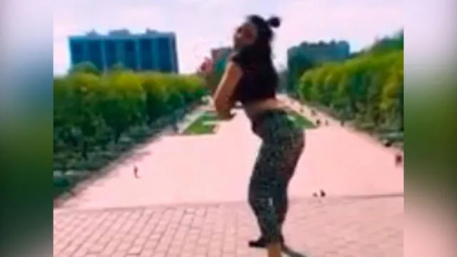 Conocida bloguera bailó reggaeton frente al Monte de la Inmortalidad en Briansk, Rusia. Captura de video.