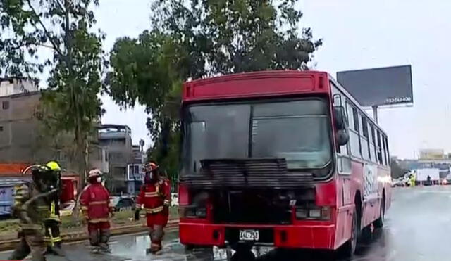 Una falla eléctrica ocasionó el incendio del bus que trasladaba a trabajadores de EsSalud. Foto: captura Latina