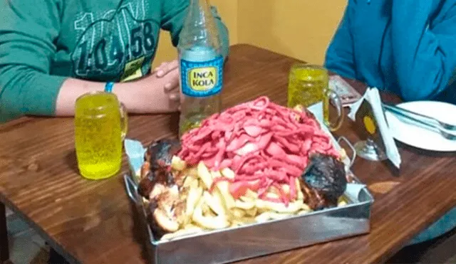 Vía Facebook: pareja peruana consume mega salchipapa de 3 kilos y este fue el resultado [VIDEO]