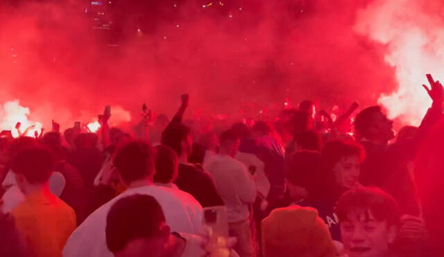 Los australianos están de fiesta tras la histórica clasificación de su selección a octavos de final. Foto: Twitter