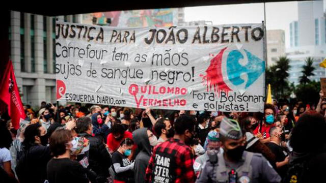 Cientos de personas protestan contra el racismo tras el asesinato de Joao Silveira, frente al Museo de Arte de Sao Paulo (Brasil). Foto: EFE