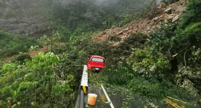 Reportan bloqueo de la carretera Interoceánica por deslizamientos en Cusco.