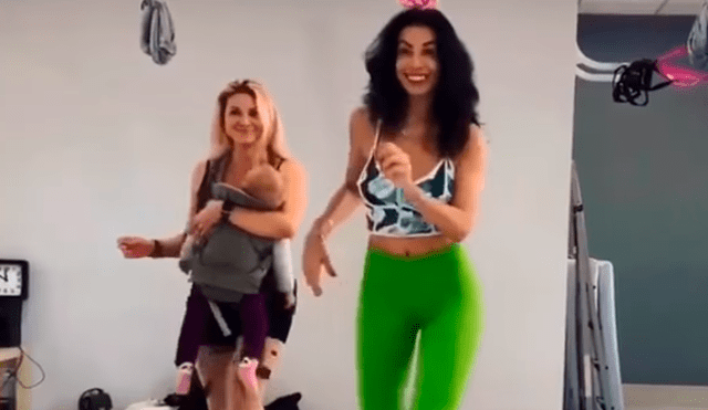 En YouTube, una madre sorprendió con sus movimientos a ritmo de bachata acompañada de su bebé.