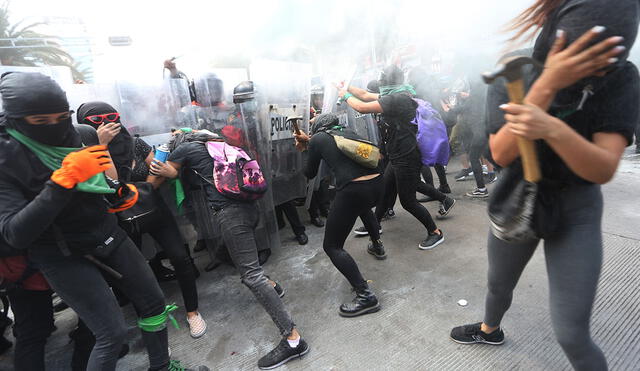 Marcha en México a favor del aborto fue dispersada por la policía con gases lacrimógenos. Foto: EFE