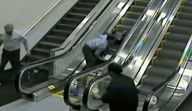 Vía Youtube: Trágico final de mujer en silla de ruedas que cayó por escalera mecánica [VIDEO]