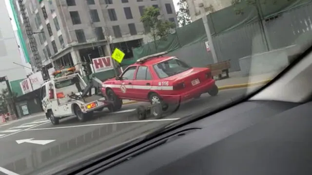 San Isidro: indignación por grúa que se lleva vehículo de bomberos