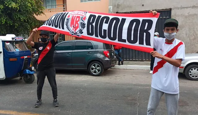 Hinchas de la selección peruana celebraron a las afueras de la casa de los familiares de Gianluca Lapadula. Foto: María Pía Ponce / URPI-GLR