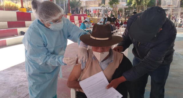 En la I.E. Divino Maestro en Abancay se realiza la jornada de vacunación. Foto: Diresa Apurímac