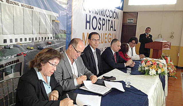 Subscripción. El exgobernador Vizcarra en la firma del contrato con ICCGSA para la construcción del hospital de Moquegua.
