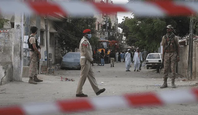 Imagen referencial. Personal de seguridad patrulla en una zona residencial de Karachi, Pakistán. | Foto: Asif Hassan / AFP