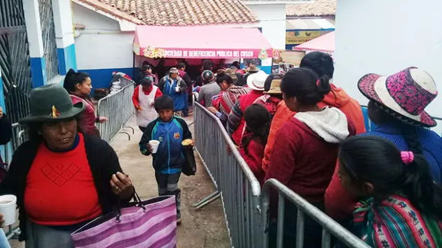 Beneficencia de Cusco repartió desayunos a artesanos de feria Santurantikuy [VIDEO]