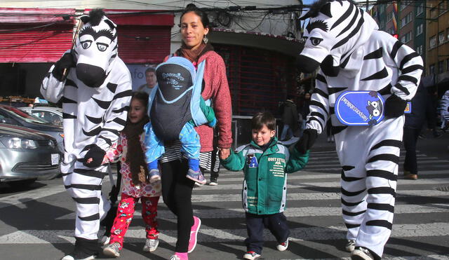 Las cebras siguen educando en las calles de La Paz