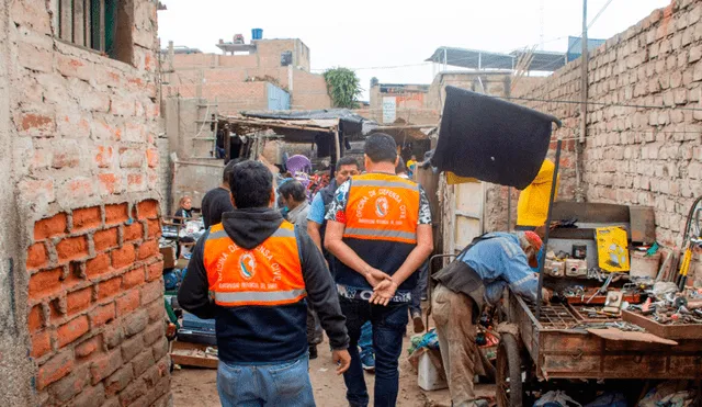 Comerciantes insisten en seguir laborando pese a condiciones de inseguridad.