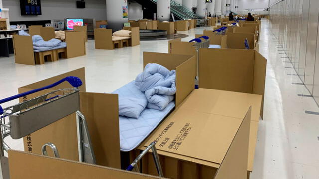 Aeropuerto de Japón se convierte en hotel con camas de cartón por el coronavirus