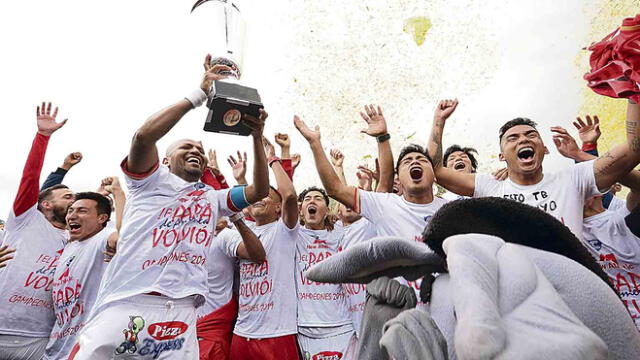 euforia. Molina levantó el trofeo de campeón de la Liga 2. Cienciano volvió al fútbol profesional por la puerta grande y goleando. El próximo año habrá clásico con Melgar.