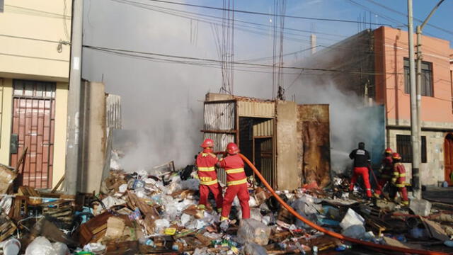 Dantesco incendio causa pánico en céntrica calle de Tacna [VIDEO]