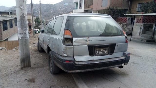 VMT: auto abandonado genera malestar en vecinos