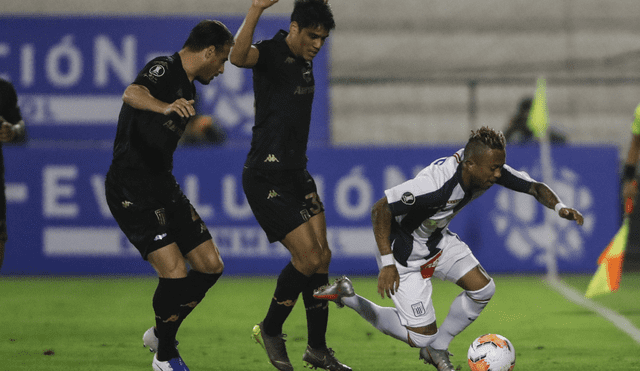 Alianza Lima enfrenta a Racing por la Copa Libertadores. (Créditos: AFP)