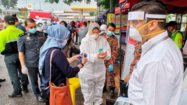 Mujeres se lavan las manos para evitar la propagación del coronavirus. Foto: Malaysia Gazette.