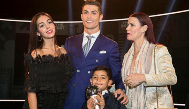 Cristiano Ronaldo publica tierna imagen con toda su familia [FOTO]