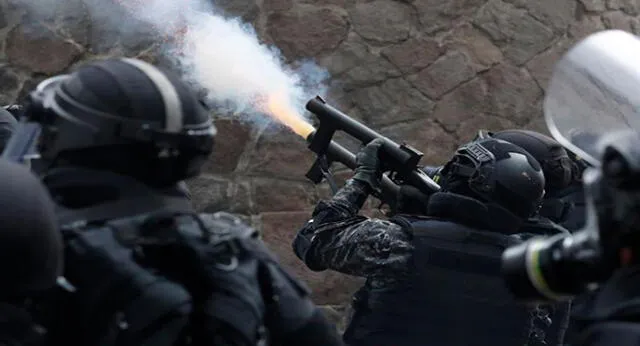 Los policías han recurrido frecuentemente a las bombas lacrimógenas. Foto: EFE