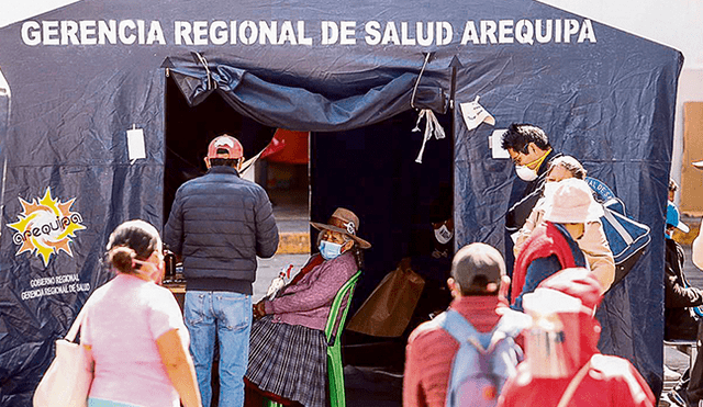 En nuestras manos. En regiones como Arequipa, la curva de contagios sigue alta. El transporte interprovincial se reinicia este 15 y viajeros podrían causar nuevos brotes. (Foto: Oswald Charca)