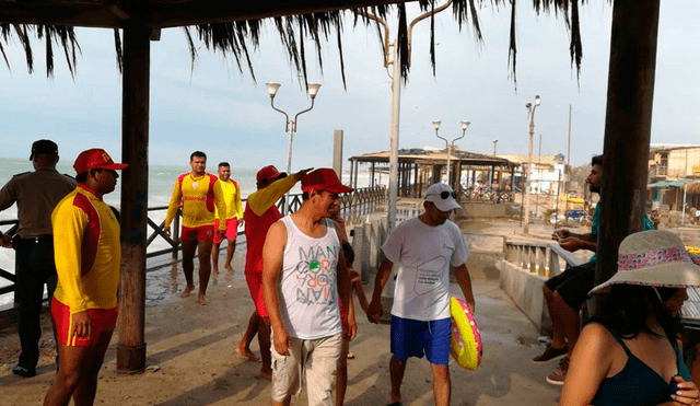 Piura: tres jóvenes salvan de morir ahogadas en playa de Cabo Blanco