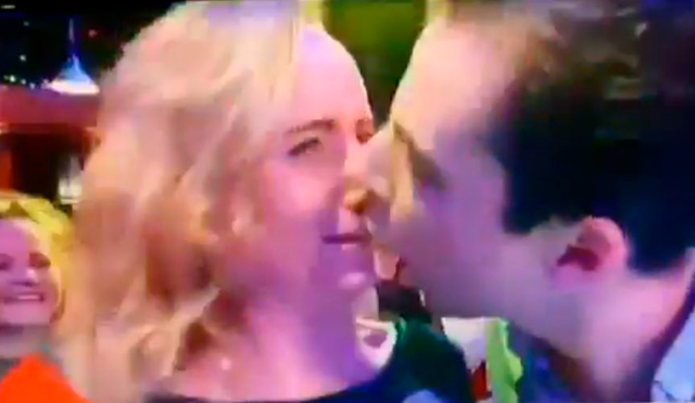 YouTube viral: quería darle un beso a una mujer por fin de año, pero todo salió mal [VIDEO]