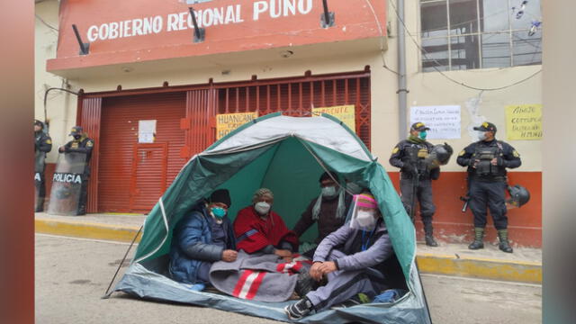 Consejeros  protestaron frente a gobierno regional de Puno. Foto: La República