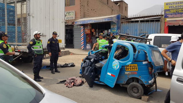 Según testigos, la mototaxi chocó contra el camión cuando este último estaba estacionado. (Foto: Johan Klug / La República)