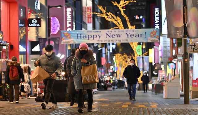 En naciones de Asia, como Corea del Sur, también recibirán el Año Nuevo con mascarillas por la COVID-19. Foto: AFP