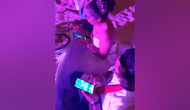 Pareja de esposos son sorprendidos jugando Pokémon GO en su matrimonio Foto: Facebook