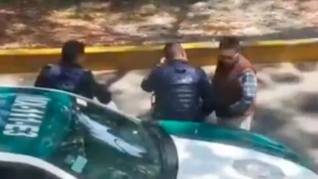 Efectivos de la Policía de México son captados recibiendo soborno por parte de un conductor. Foto captura YouTube.