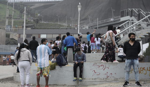 Entre adultos y menores de edad, decenas acudieron a playas, pero algunos sin tomar las precauciones del caso. Foto: Jhon Reyes / La República