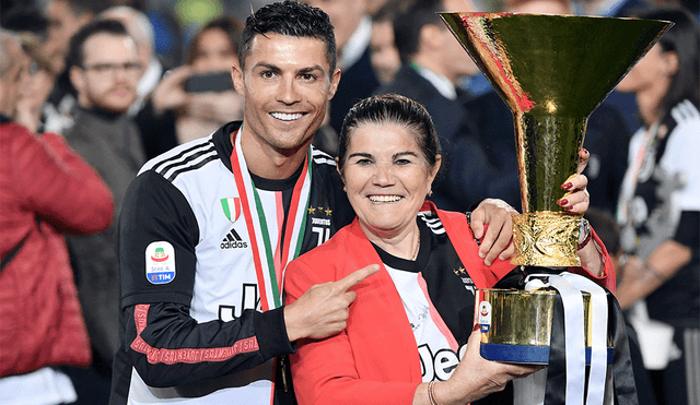 La madre de Cristiano Ronaldo aseguró que debido a la "mafia del fútbol" su hijo no ha ganado más Balones de Oro. | Foto: AFP