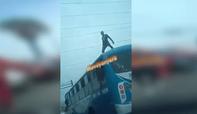 Video es viral en Facebook. El ‘Hombre Araña’ peruano fue grabado realizando una temeraria acción que sorprendió a todos los conductores, quienes no dudaron en colaborarle por su hazaña. Foto: Captura.