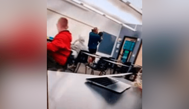 Profesor es arrestado luego de hacerle una llave a un alumno y arrojarlo fuera del aula [VIDEO]