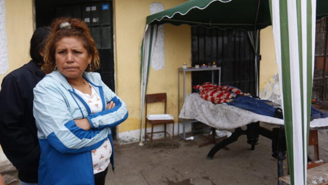 La ropa del occiso es velada a las afueras de la casa de su pareja, en San Martín de Porres. (Foto: Grupo La República)